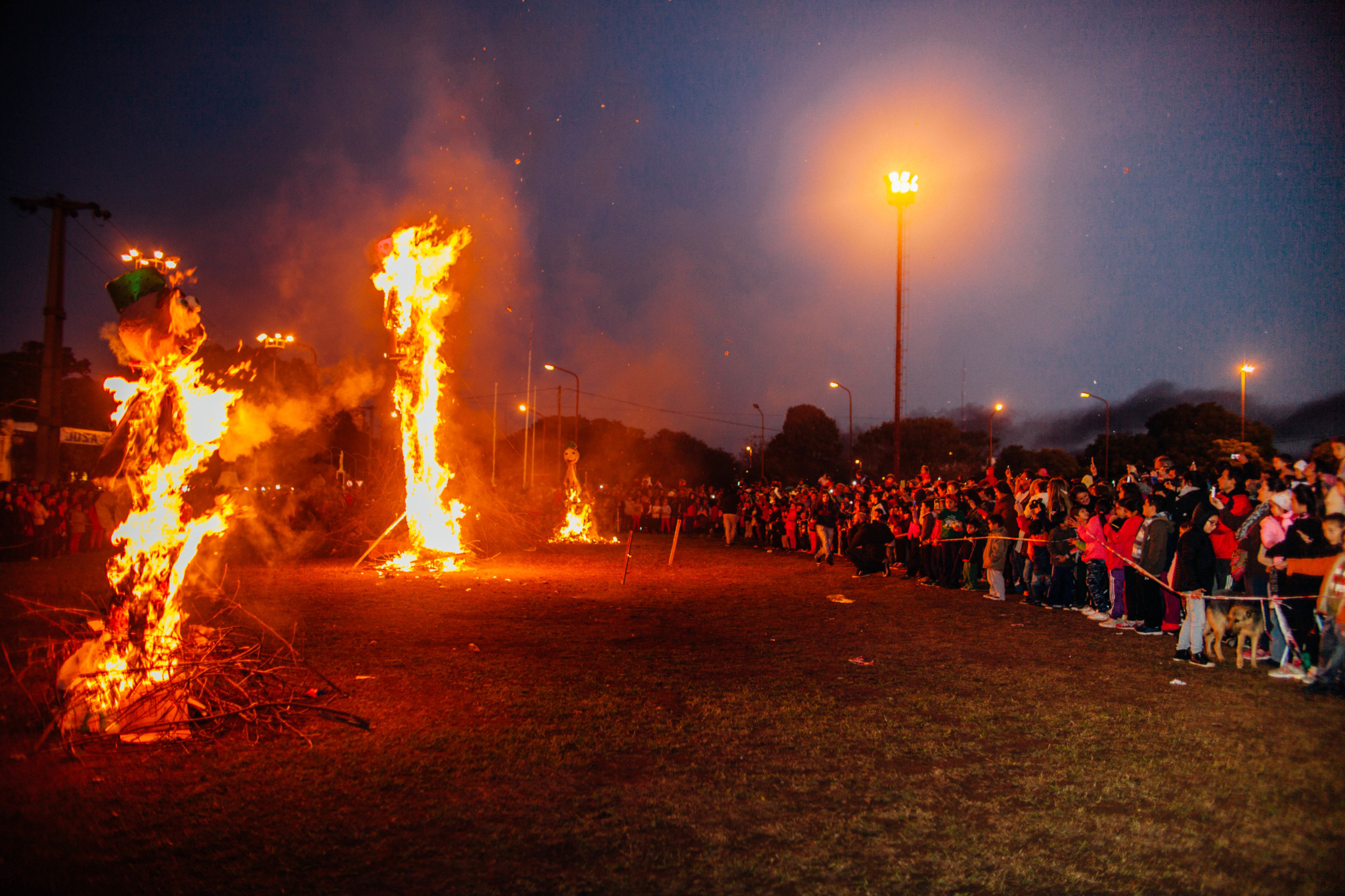 Multitudinario festival y quema de muñecos en homenaje al patrono de la ciudad