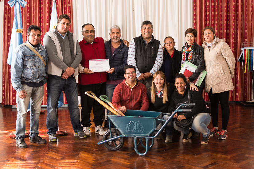 Firma carta cooperación con vecinal de Luzuriaga y donación de elementos de limpieza