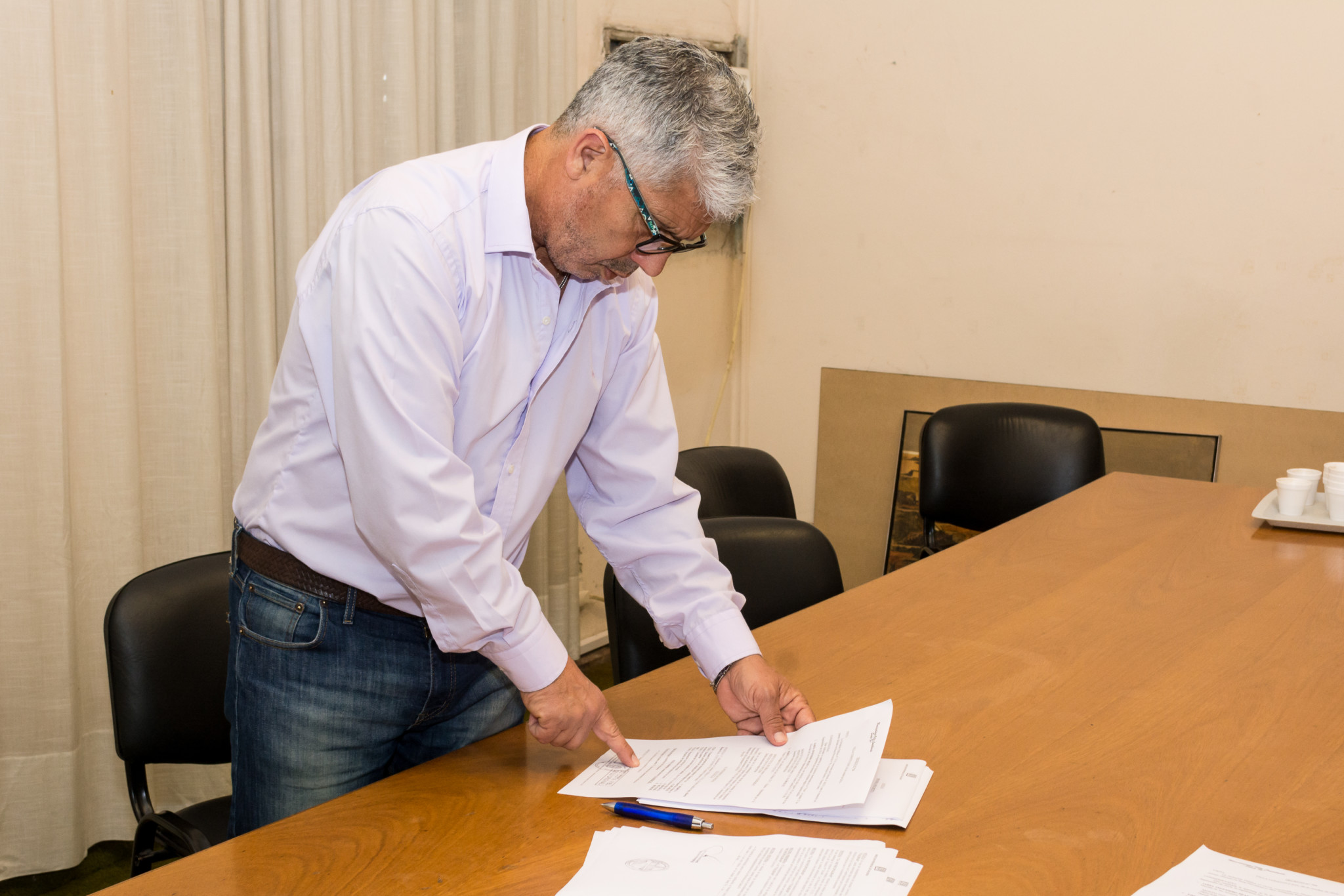 Berti firmó el contrato de adjudicación para la reparación del puente y construcción de dársenas