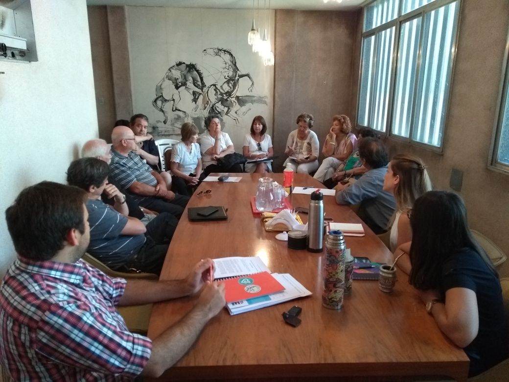 Los Concejales recibieron en el día de hoy a integrantes de las Comisiones Directivas de CODISCO, CUDOVIC, LALCEC, AVLPIRI; con quienes dialogaron sobre la situación actual de los locales comerciales ubicados en Bº Domingo Troilo.