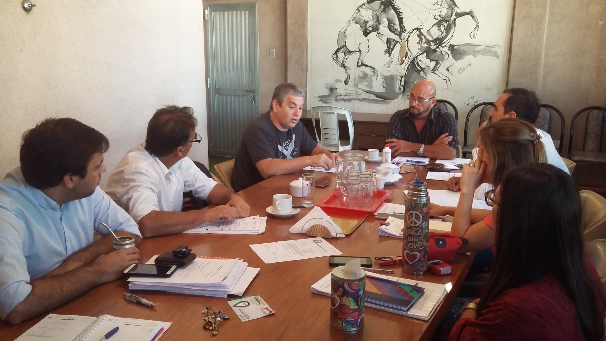 Director de Obras Públicas reunido con Concejales para evaluar proyecto de repavimentación calle Blas Parera.