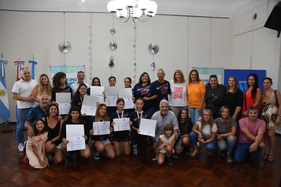 Reconocimiento a integrantes del equipo de Handball femenino Sub 14 de la escuela Dante Alighieri