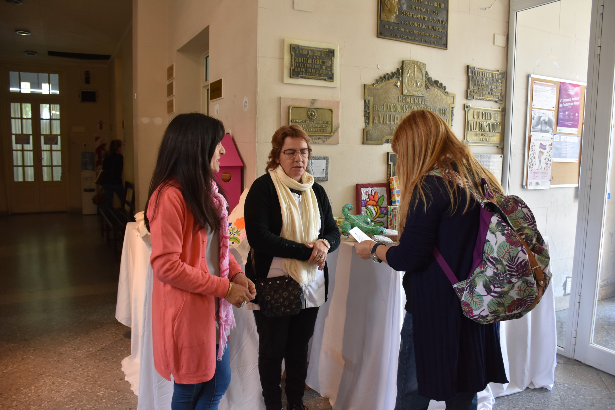 Exposición de los Centros de Alfabetización y Educación Básica para Adultos en el Palacio Municipal.