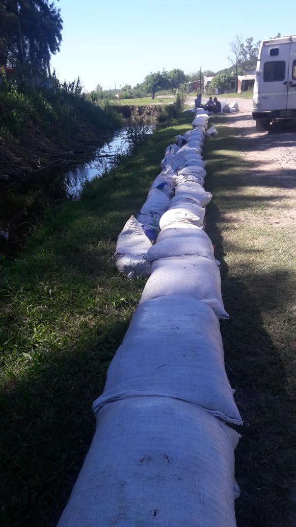 Contenciones dañadas en barrios costeros.