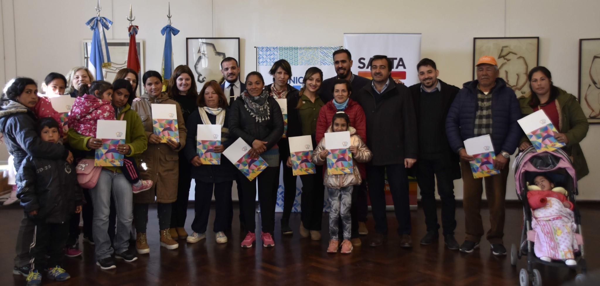 Entrega de viviendas a familias que vivían en zona de barrancas.