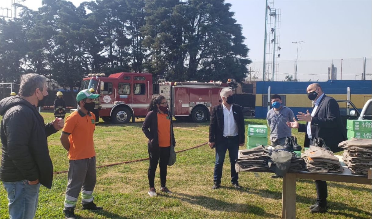 Entrega de indumentaria de trabajo a cooperativas de la ciudad para tareas de reciclado.