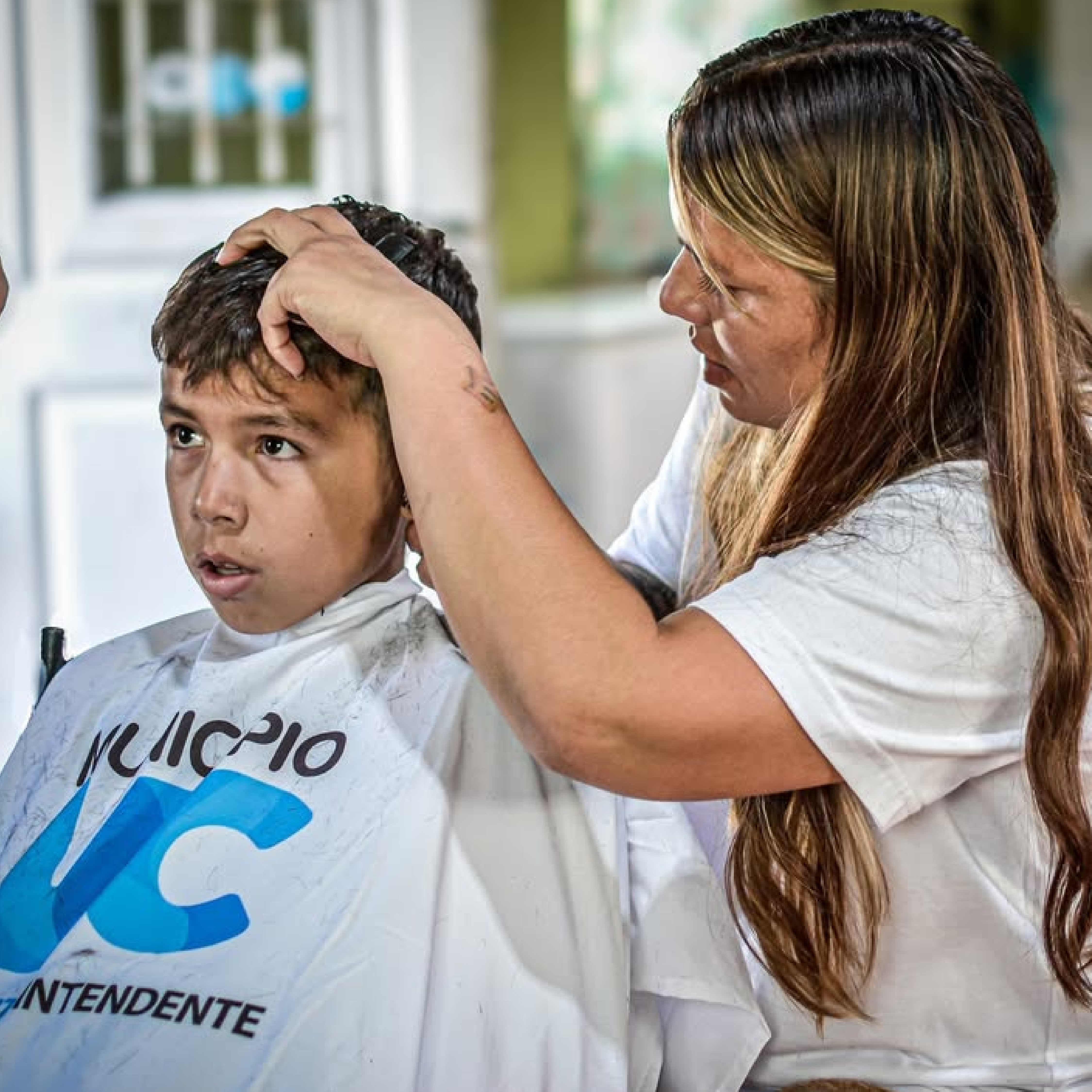 Niñas y niños de Barrio Luján recibieron cortes de cabello gratuitos