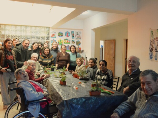 Taller de terapia hortícola en el Hogar de Ancianos